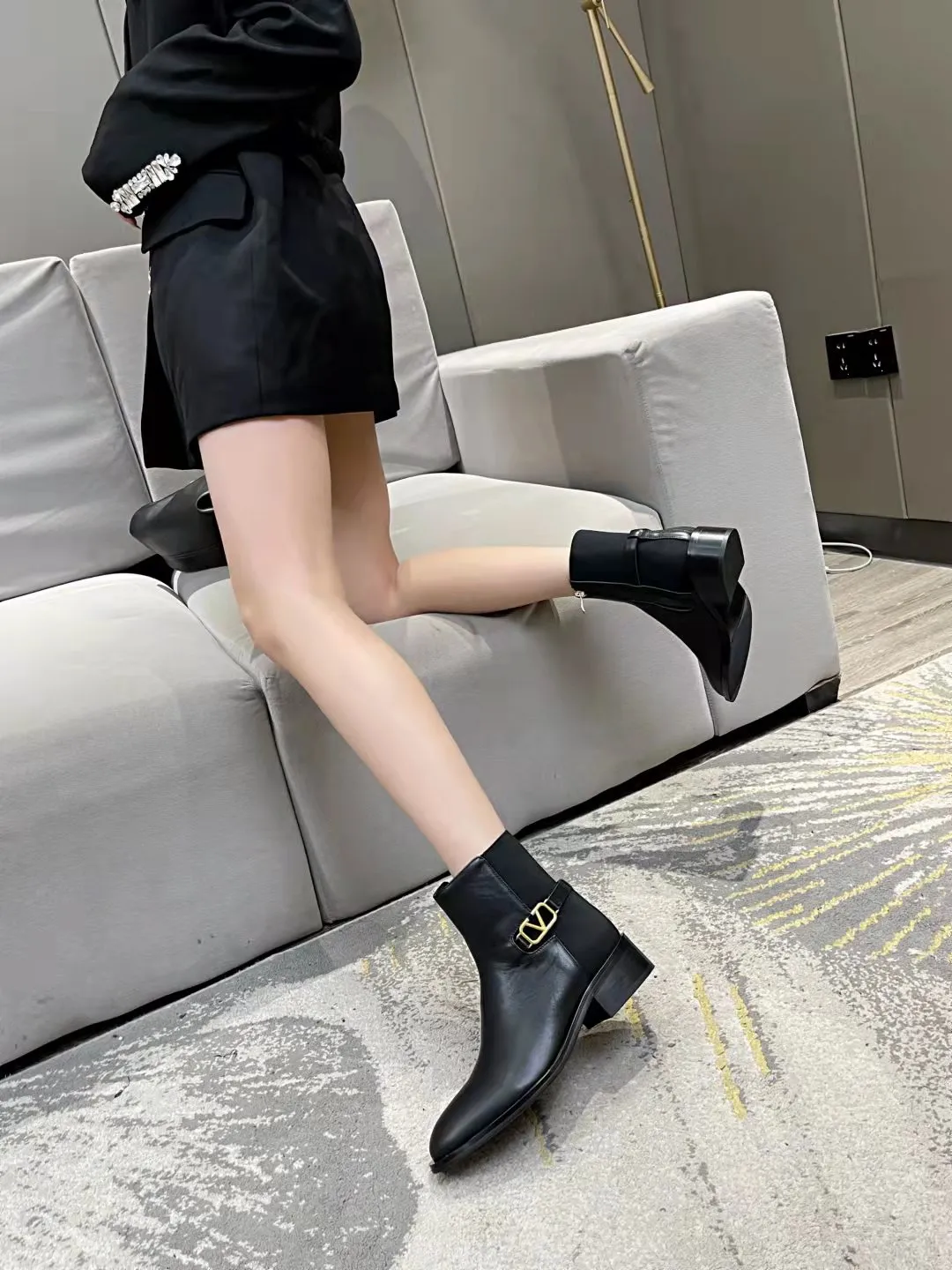 👟👟Ex-factory price 500👟👟 🆕Valentino. Valentino big v-buckle autumn and winter fashion women's boots: comfortable and versatile on the upper feet, showing long legs, fabric: imported first-layer cowhide ⚡The most popular V-buckle ⚡all genuine leather on the inner pads, non-slip and wear-resistant rubber outsole Size: 35−40 (customized size 41)